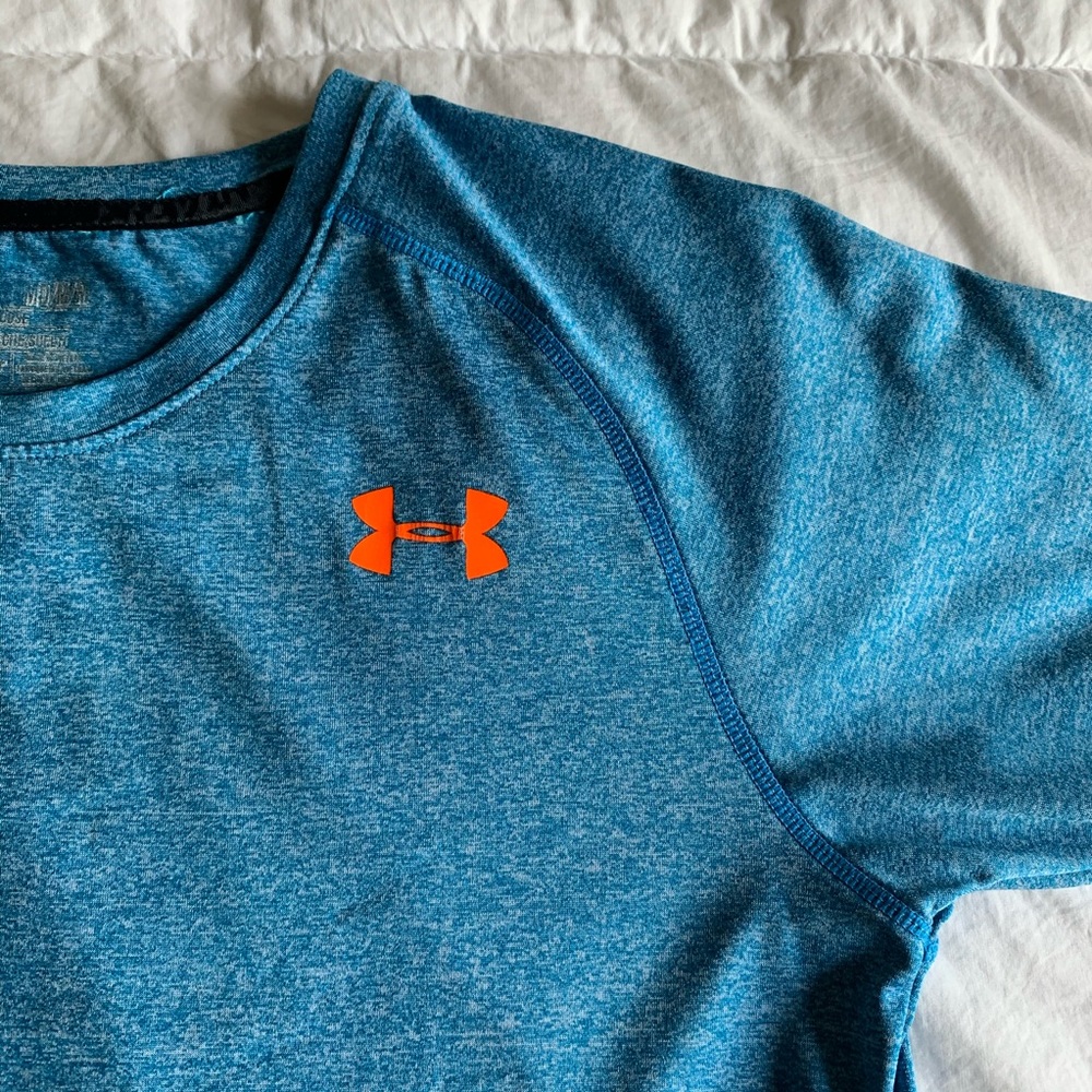 🛍Under Armor T-Shirt - Picture 3 of 4